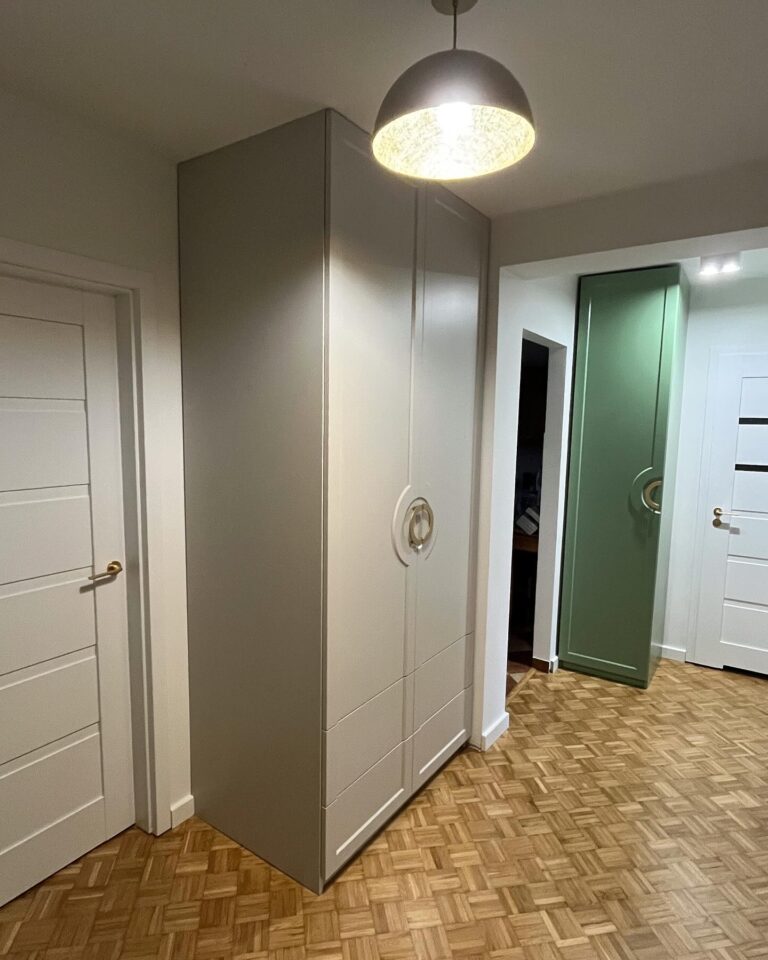 szafa szara, zielona w korytarzu