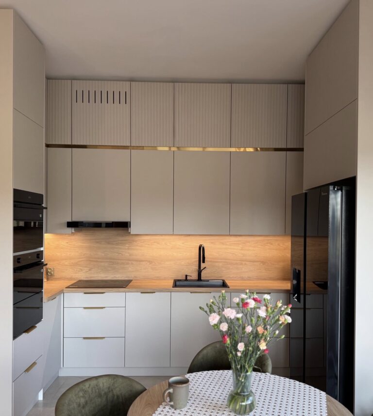 kuchnia ze złotymi elementami