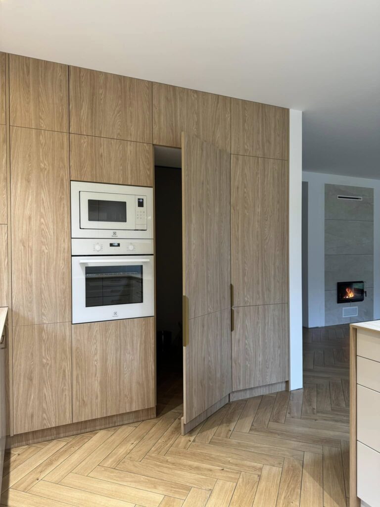 kuchnia z ukryta spiżarnią