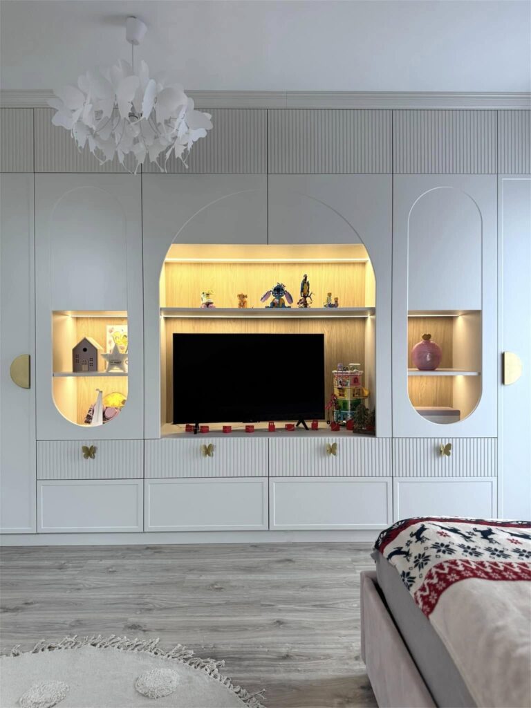 pokój dla dziewczynki białe szafy ze złotymi dodatkami