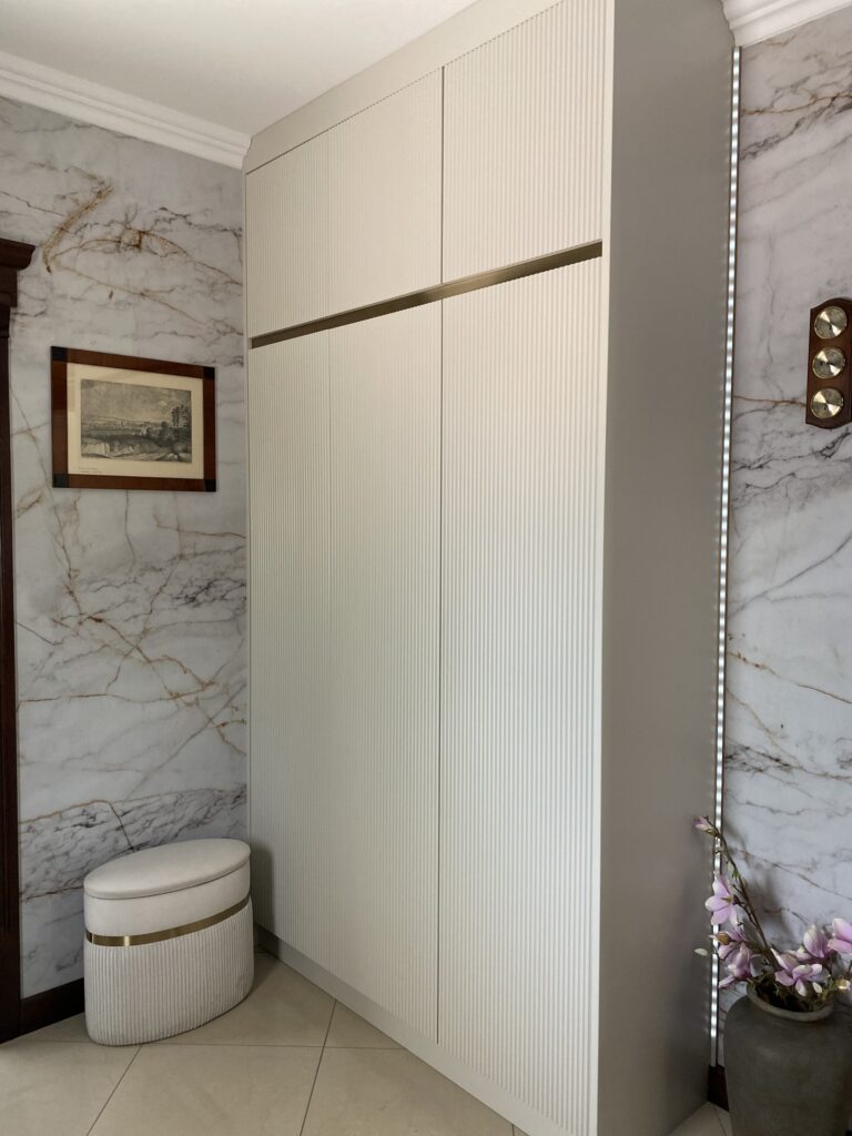 szafa biała ze złotym dodatkami