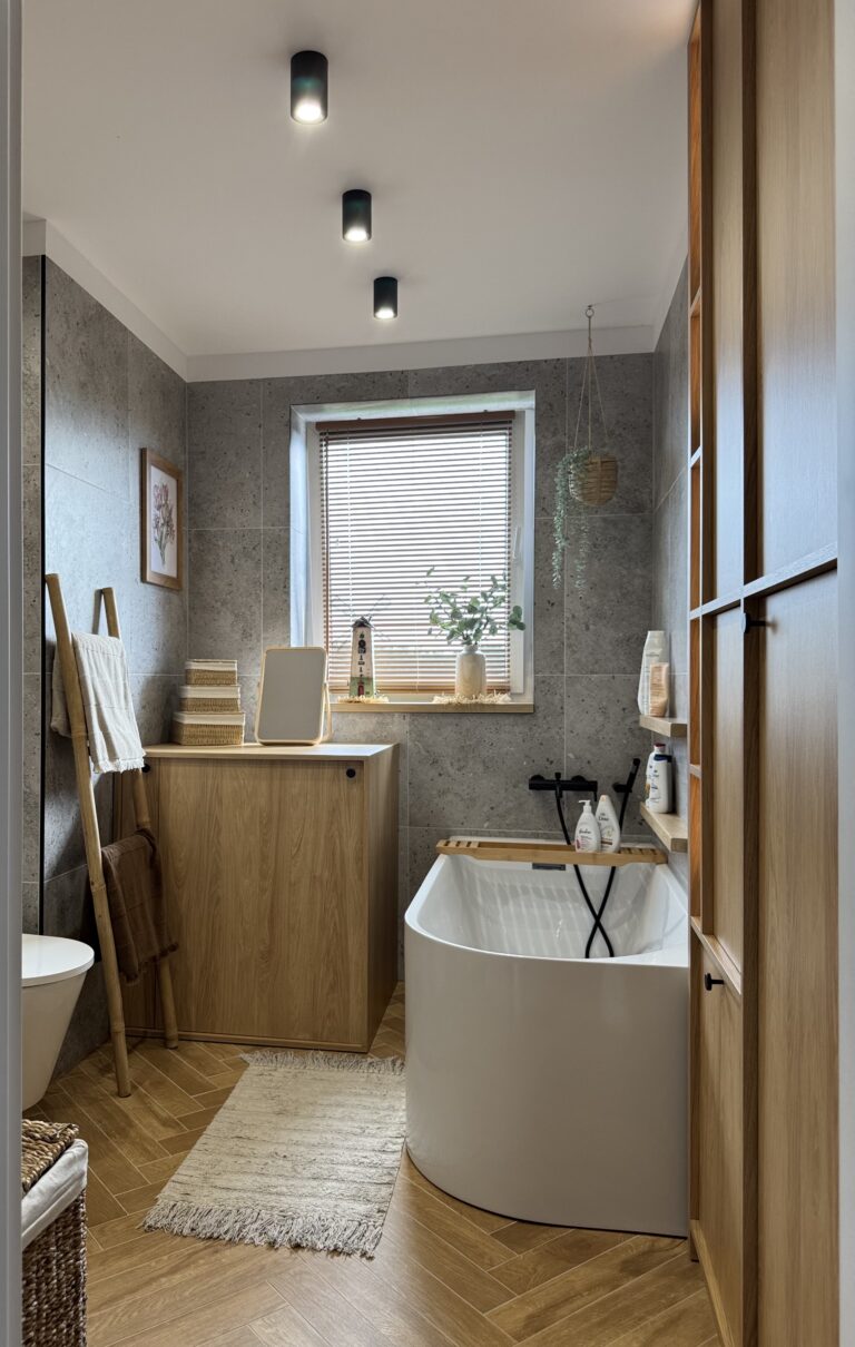 łazienka z drewnianymi meblami