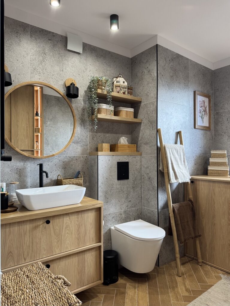 łazienka z drewnianymi meblami