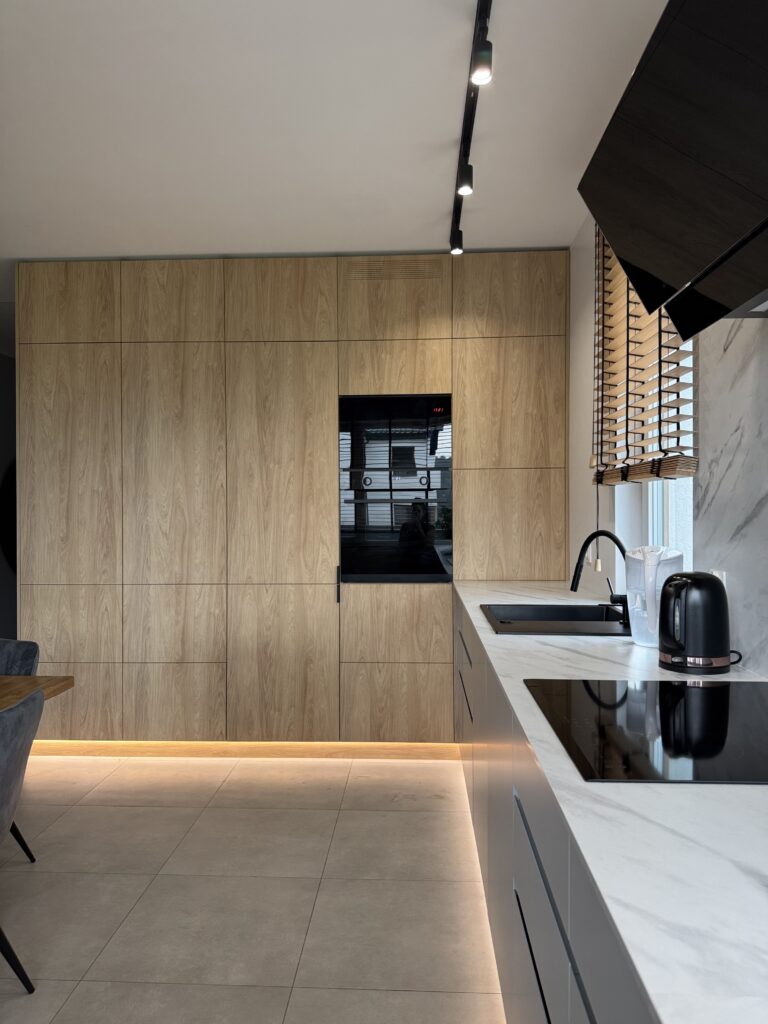 nowoczesna kuchnia z jadalnią